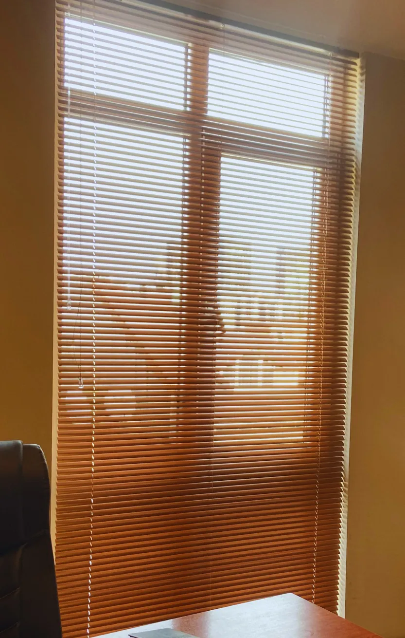 Balkon kapısında ahşap panjur, boydan boya