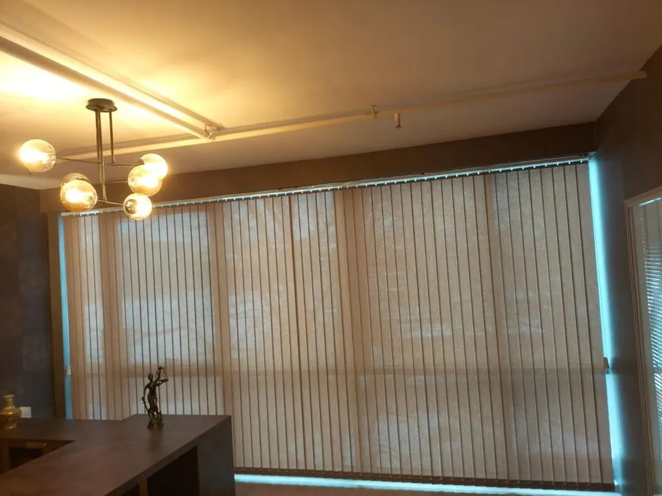 Yönetici odasında dikey jaluzi