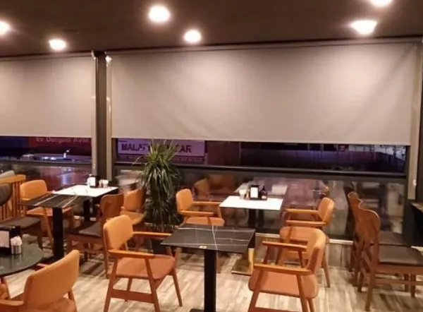 Kafe mekanında geniş stor perde uygulaması