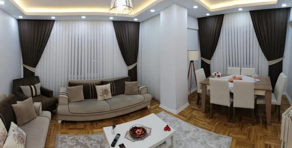 Geniş salonda tül ve fon perde, panorama
