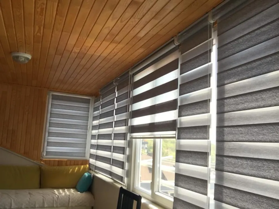 Ahşap tavanlı kış bahçesinde zebra perde